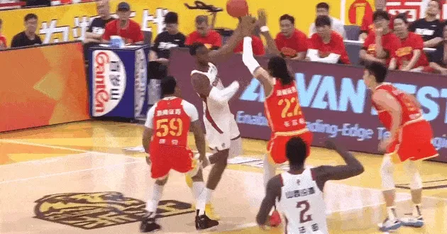 C7娱乐-迪亚洛飞出底线骗过防守，又跑回篮下接球上篮打进